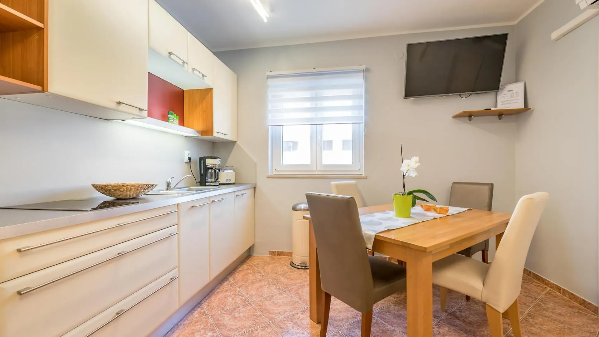 Apartment Mirjana 0*, Baska (Krk) Croatia